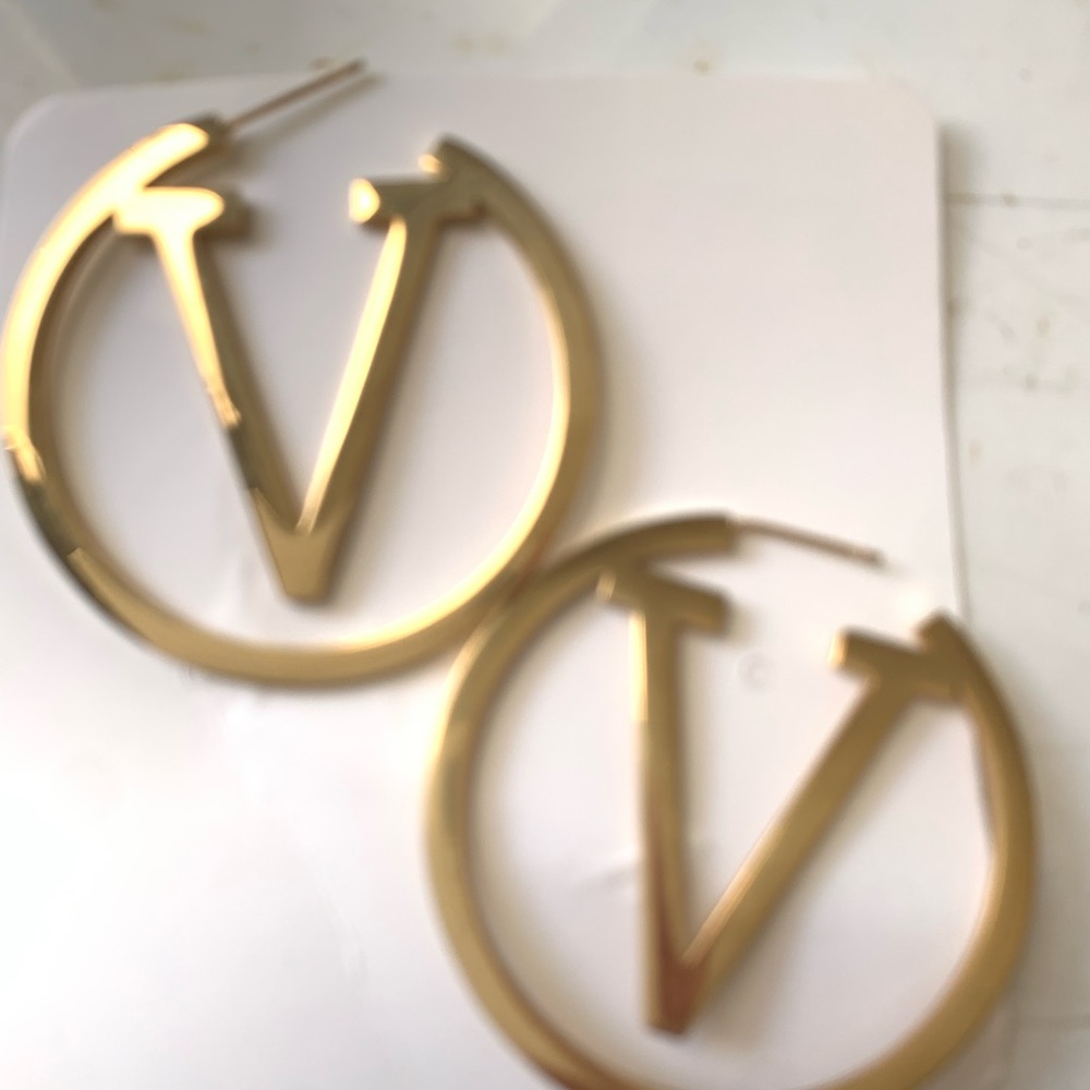 V HOOP EARRINGS
